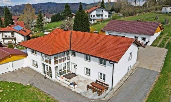 Anwesen in absoluter Top-Lage mit traumhaftem Fernblick, zwei Wohneinheiten, Halle und Doppelgarage, 94078 Freyung