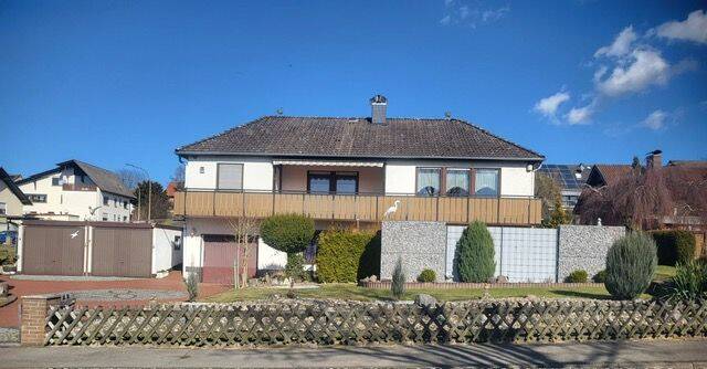 —- KAUFPREISANPASSUNG—- Einfamilienhaus in schöner und begehrter Lage in Reichensachsen mit großem Balkon und großem Grundstück, 3 Garagen, 37287 Wehretal