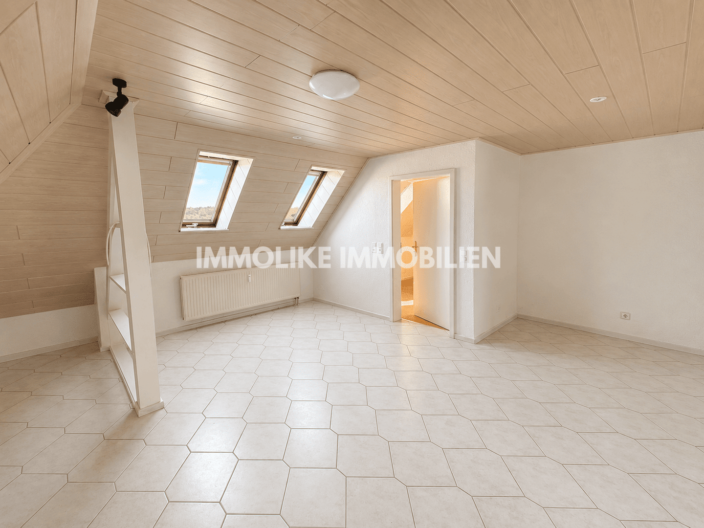 Helle 2-Zimmer-Dachgeschoßwohnung mit großem Wohnbereich, 36381 Schlüchtern
