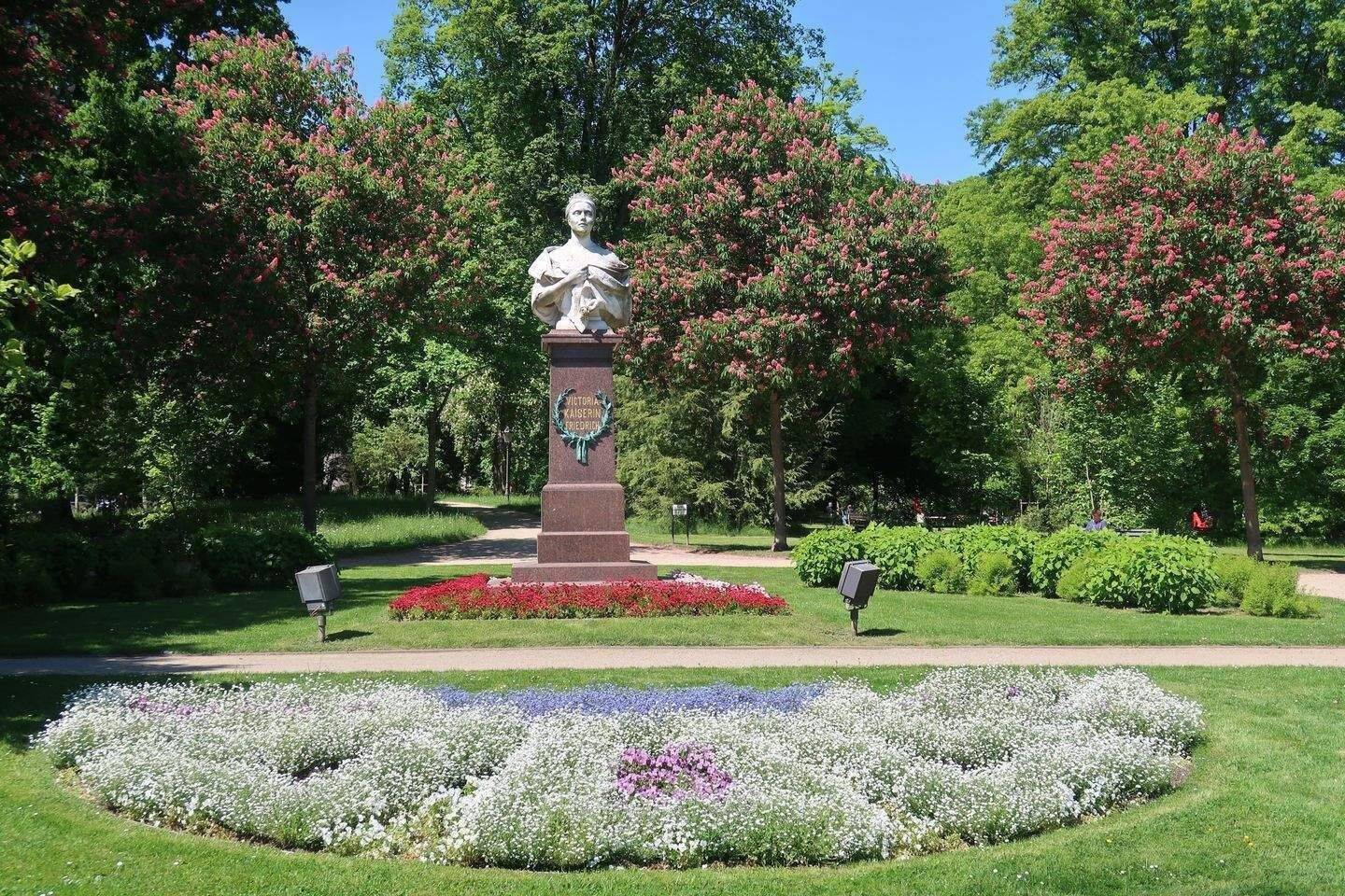 BAD HOMBURG-KURPARK: FREISTEHENDE ALTBAUVILLA MIT 210 QM WOHNFLÄCHE AUF 1.000 QM TRAUMGRUNDSTÜCK, 61348 Bad Homburg v.d. Höhe