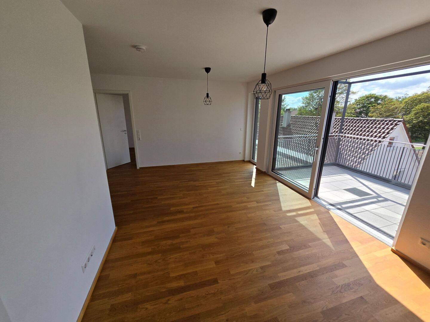 Moderne 2-Zimmer-Dachgeschosswohnung mit Balkon, Einbauküche und überdachtem PKW-Stellplatz in 89126 Langenau, 89129 Langenau