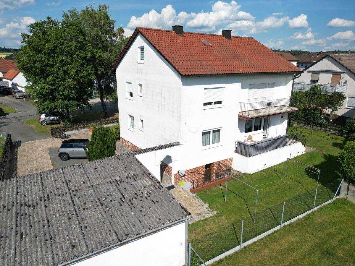 Vielseitiges Zweifamilienhaus mit großem Grundstück und attraktiven Nutzungsmöglichkeiten in Mantel, 92708 Mantel