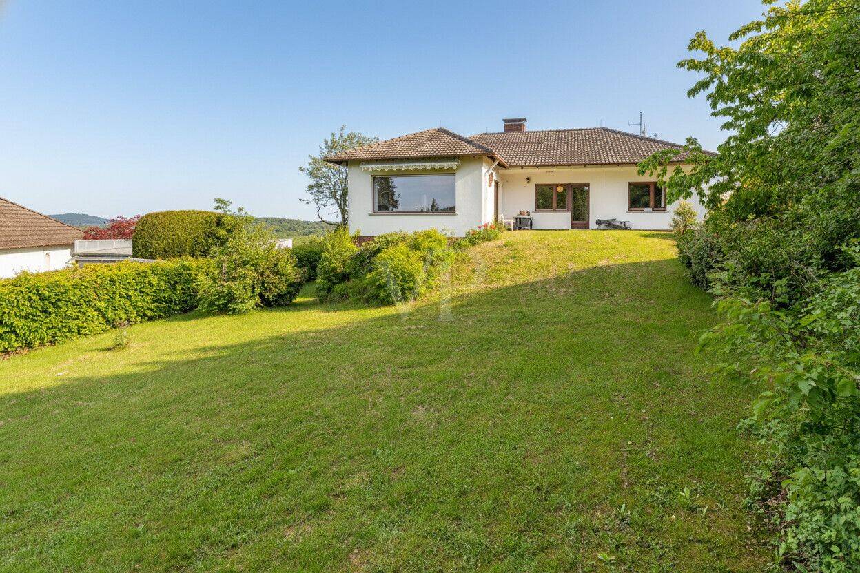 Idyllische Feldrandlage: Bungalow mit Einliegerwohnung, 2 Garagen & großem Sonnengrundstück, 61250 Usingen