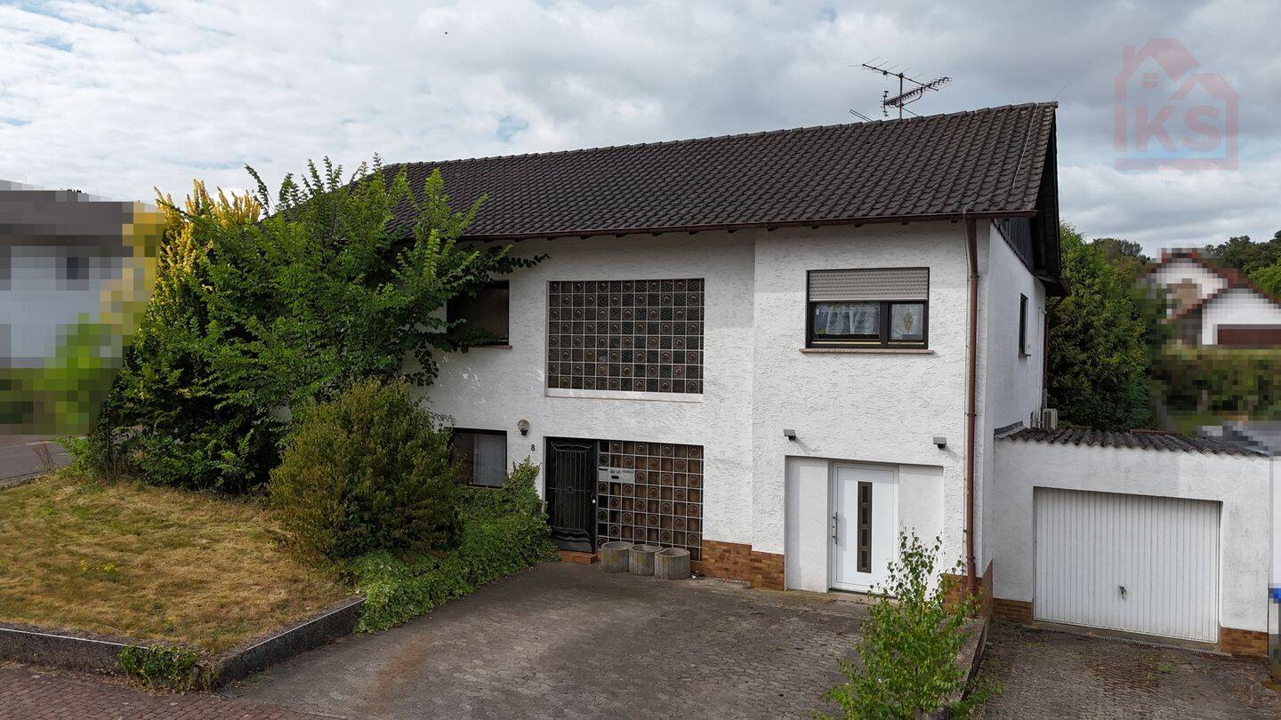 Großzügiger Bungalow mit Einliegerwohnung, Pool und viel Potenzial in ruhiger Wohnlage von Landsweiler, 66822 Lebach