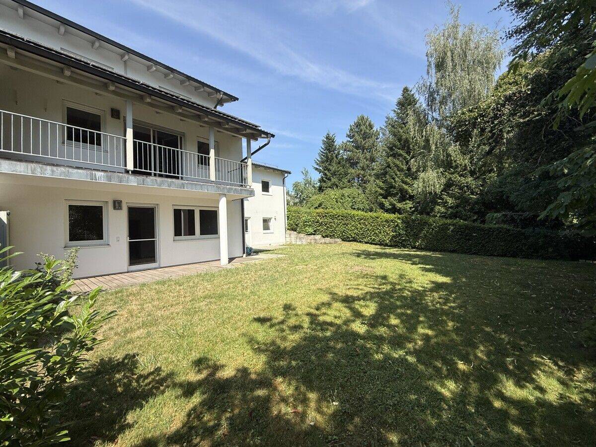 Stilvolle Doppelhaushälfte mit großzügiger Raumaufteilung, Garten und Doppelgarage, 84056 Rottenburg a.d. Laaber