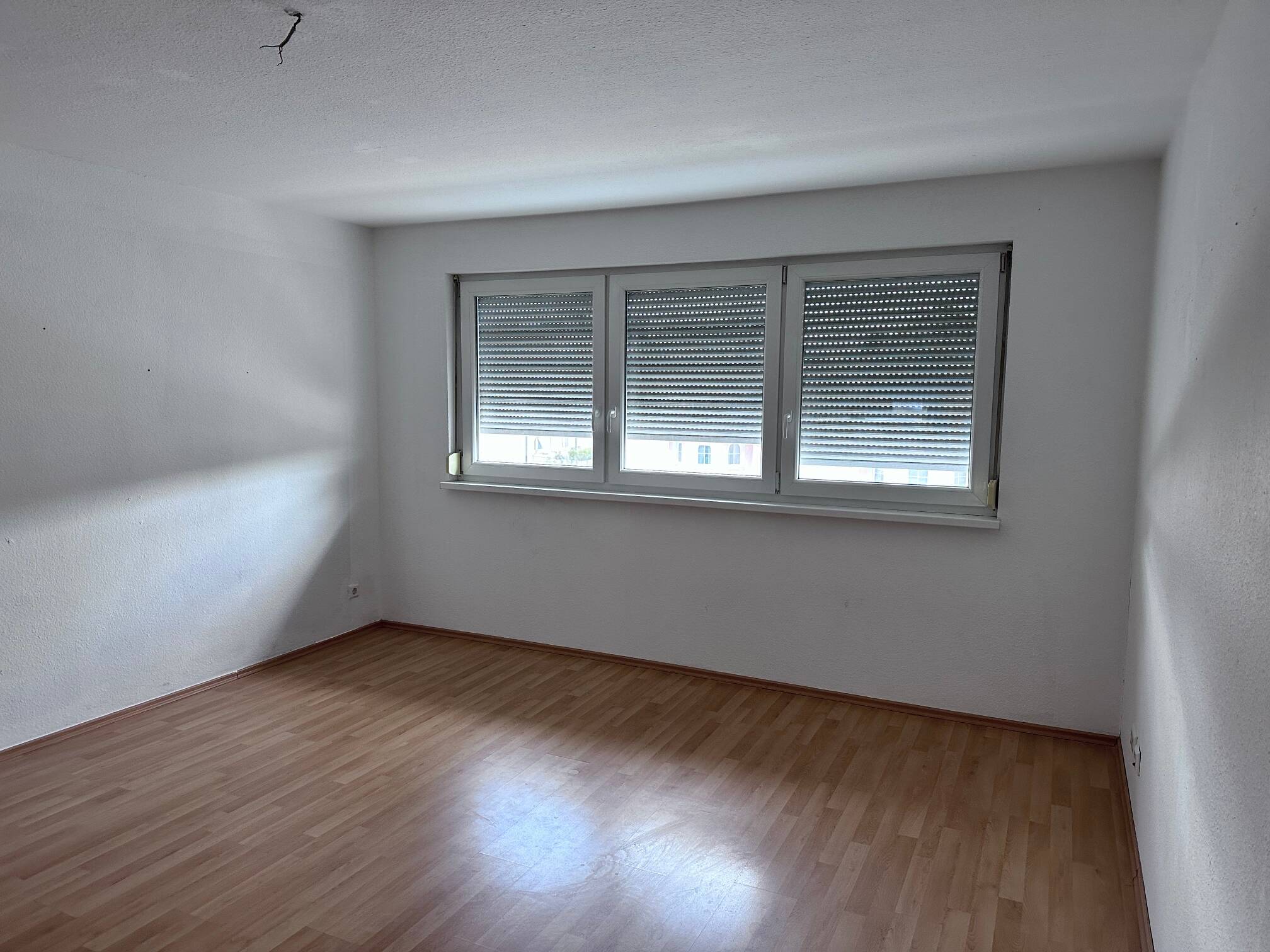 Schöne, helle 3-Zi.-Whg. 90 Quadratmeter im 1.OG mit Balkon und Gartenzugang ab 01.09 an NR zentral in Aldingen!, 78554 Aldingen