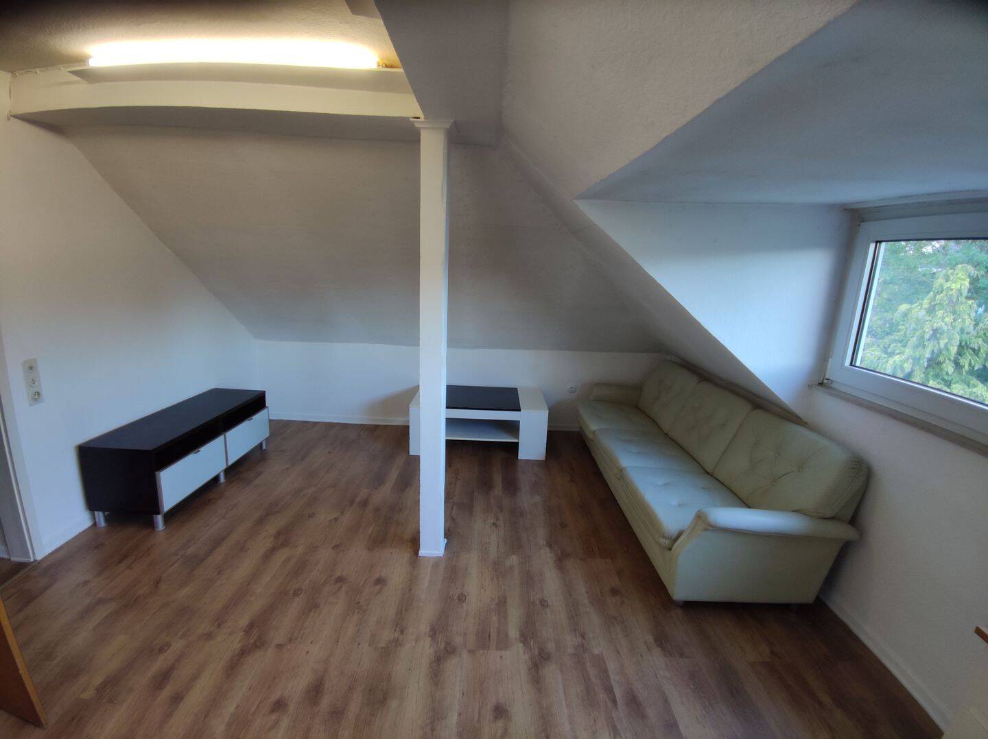 einfache Dachgeschosswohnung, 45m2 Grundfläche, ca. 29 m2 an liebe nicht rauchende Dame zu vermieten, 51109 Köln (Kalk Brück Merheim Neubrück Ostheim)