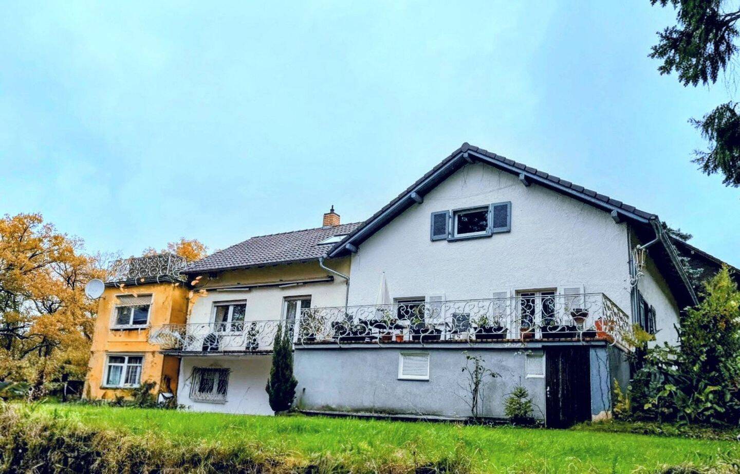 Schöne Wohngebäude mit zwei Wohnhäusern in Kaiserslautern-Erlenbach zum Verkauf, 67659 Kaiserslautern (Erfenbach Erlenbach Innenstadt Morlautern)