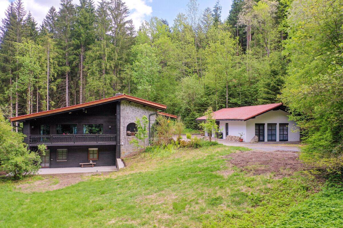 Traumhafte Alleinlage: Modernisierter Landsitz m. separatem Gästehaus m. 4.500 m2 Grund u. Bachlauf, 94548 Innernzell