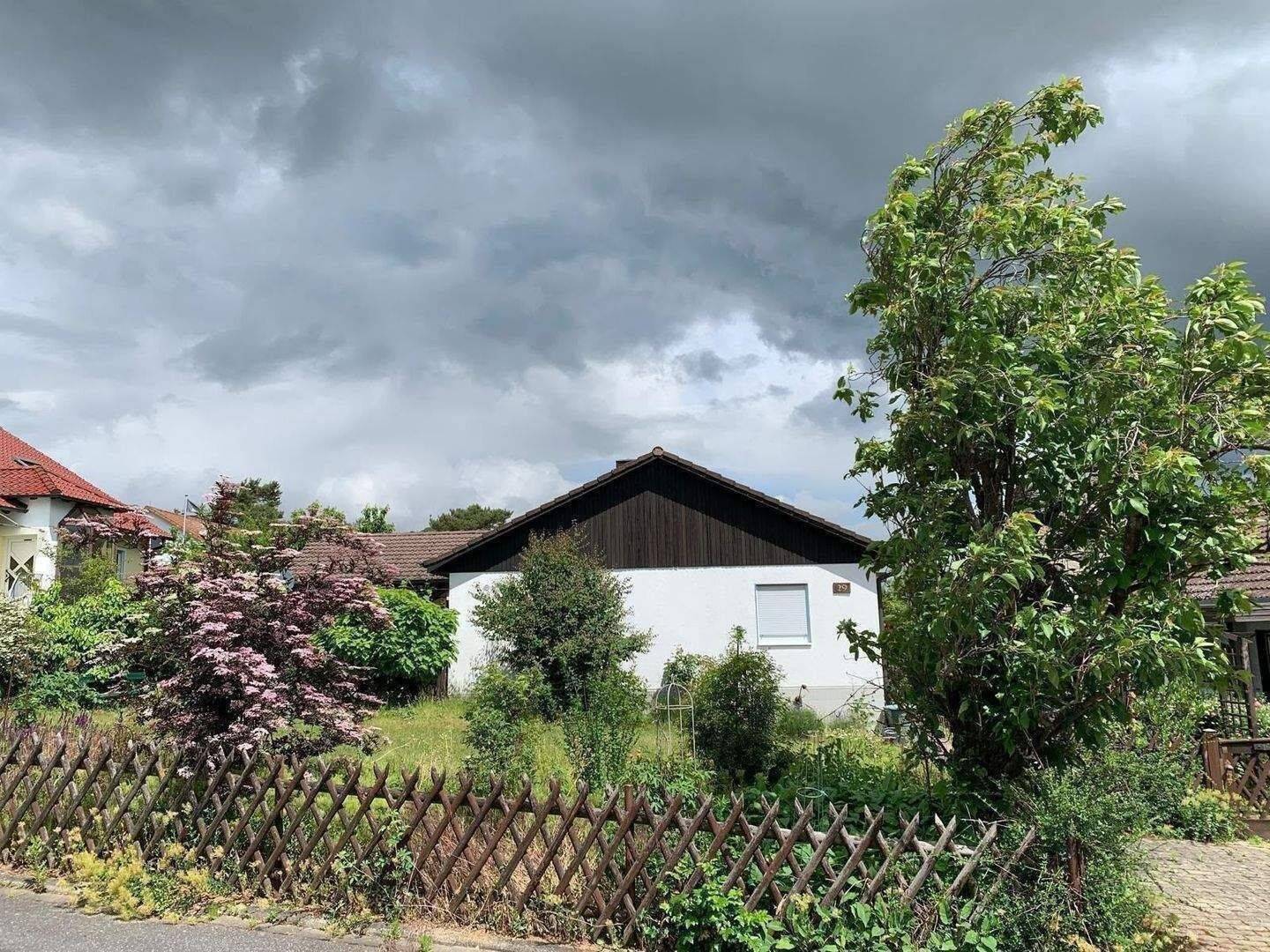 Winkelbungalow mit Wohlfühlcharakter | Ruhige Lage, schöner Garten, viel Platz, 97080 Würzburg (Altstadt Dürrbachau Grombühl Oberdürrbach Unterdürrbach)