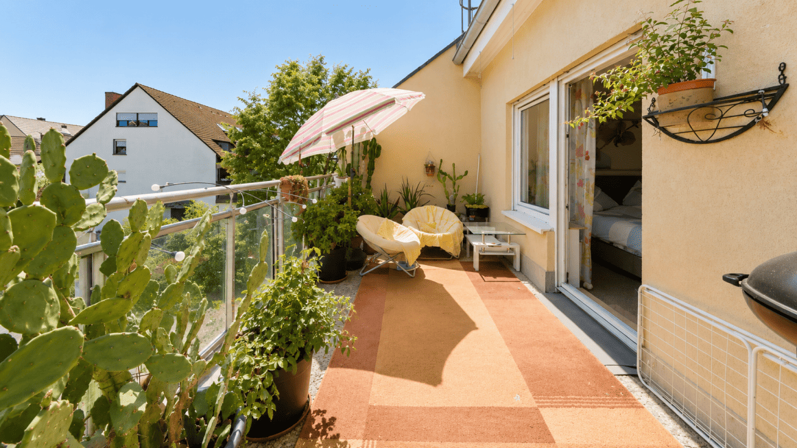 Lichtdurchflutete Zwei-Zimmerwohnung mit Dachterrasse und Wintergarten, 69469 Weinheim