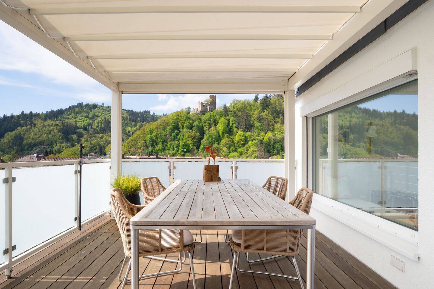 Wohnen mit Weitblick: 3-Familienhaus mit exklusivem Penthouse in Waldkirch, 79183 Waldkirch