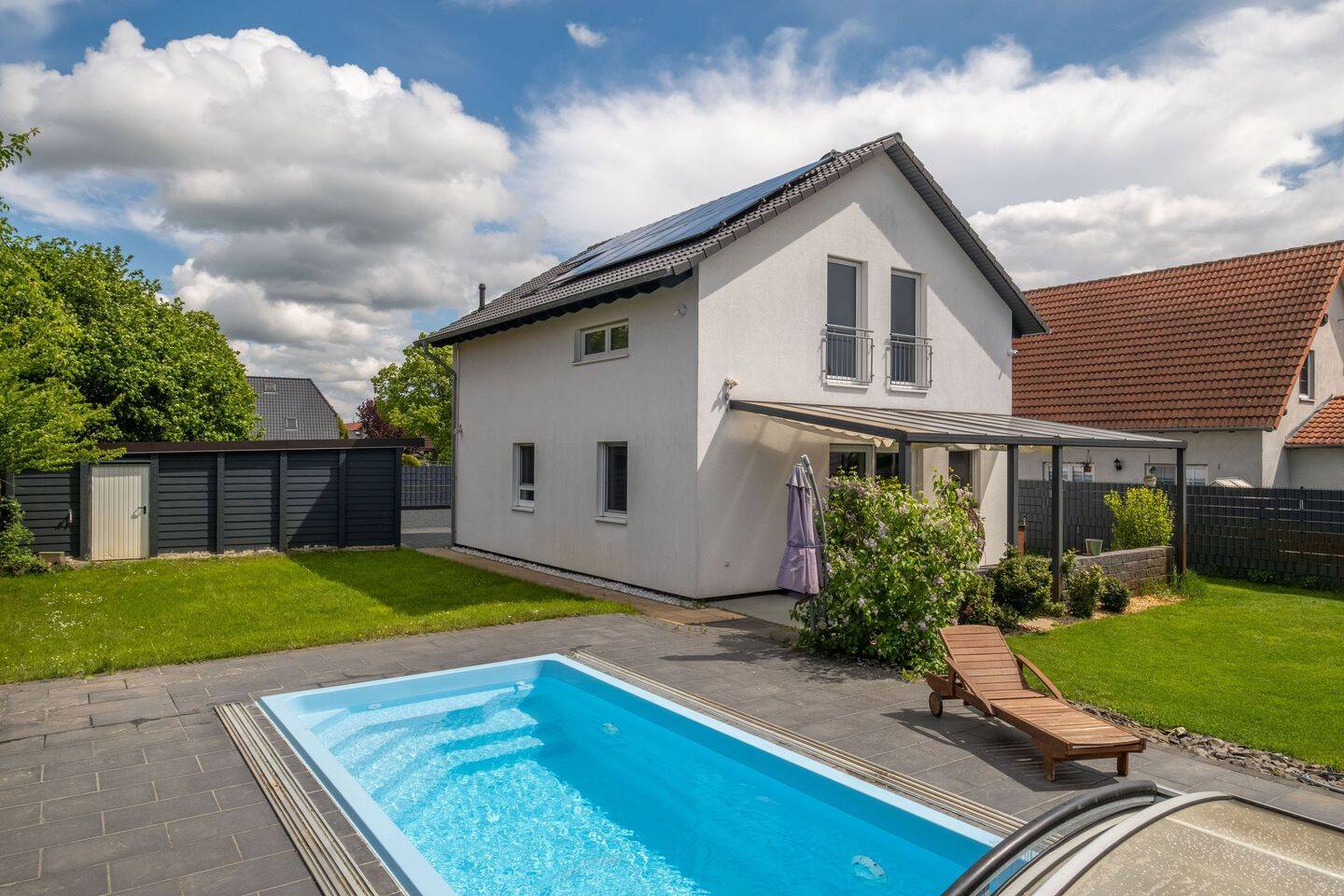 Modernes Familienhaus mit Pool und ruhigem Garten in Brieselang, 14656 Brieselang