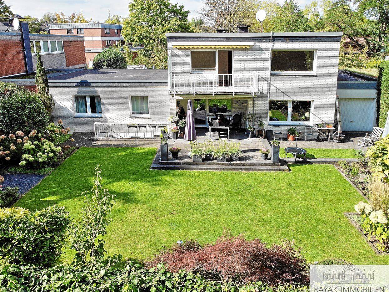 Großzügiges Mehrfamilienhaus in Düsseldorf-Hassels – vier Wohnungen, Garten & Potenzial, 40599 Düsseldorf (Benrath Hassels Holthausen Reisholz)
