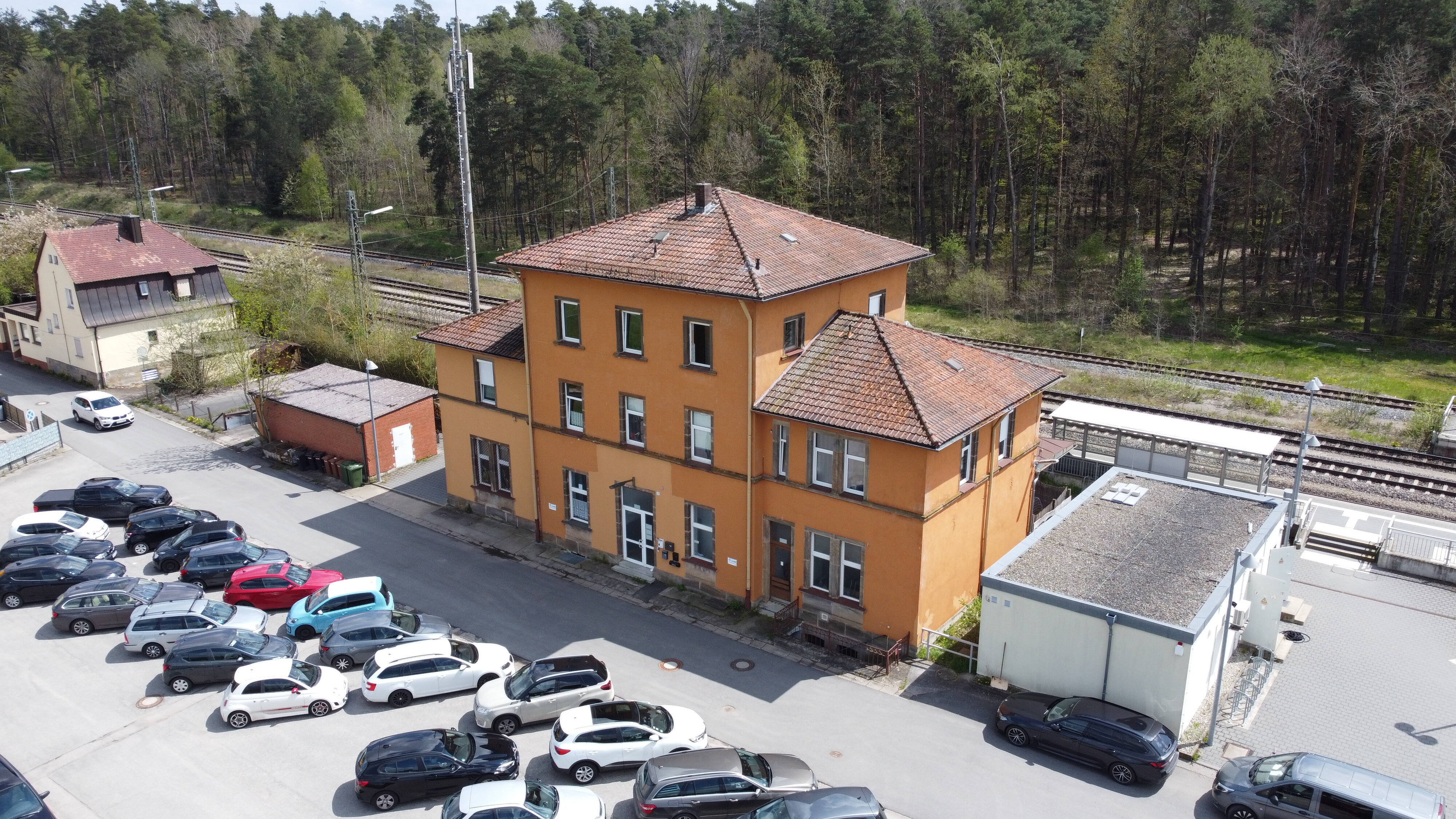 Rendite! Bahnhofsgebäude unterteilt in 4 Wohnungen und eine geräumige Gewerbeeinheit, 91580 Petersaurach