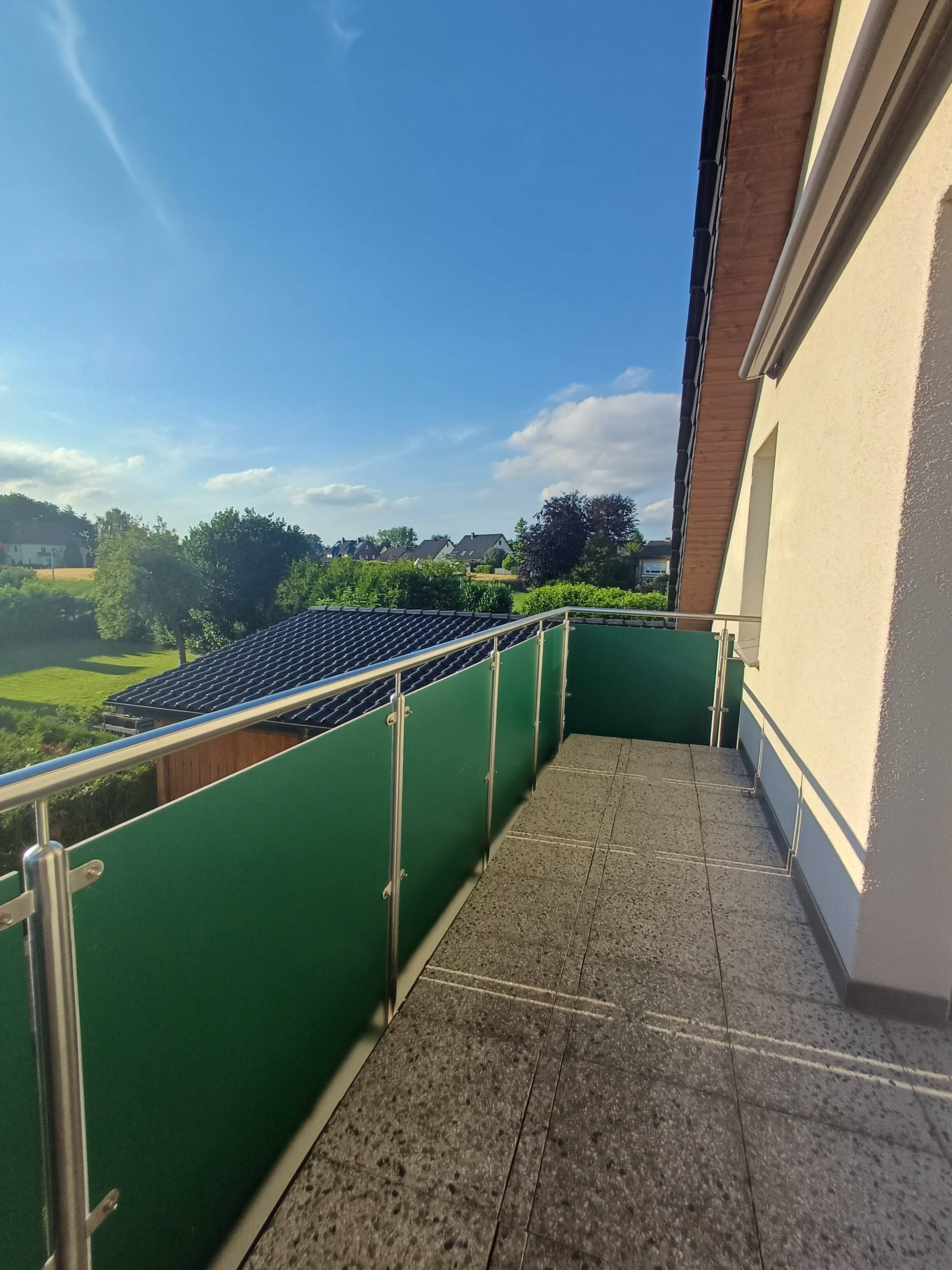 Im gepflegten 2 FH wird eine renovierte 4ZKB Balkon Wohnung in Löhne Menninghüffen angeboten, 32584 Löhne