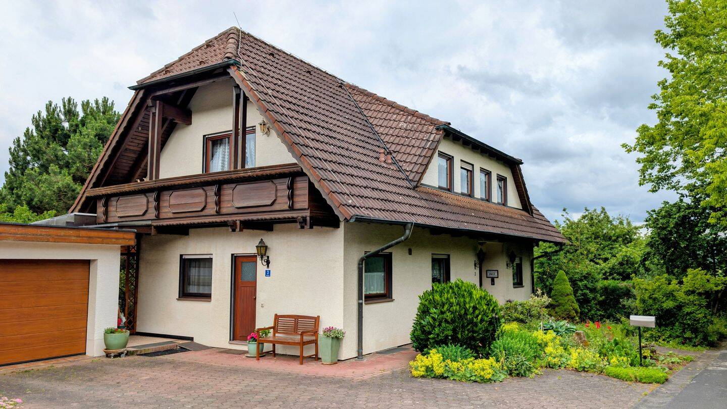 Großzügiges Familiendomizil mit Einliegerwohnung, Kachelofen und großem Naturgarten in ruhiger Ortsrandlage von Euerdorf (Vogelsiedlung), 97717 Euerdorf