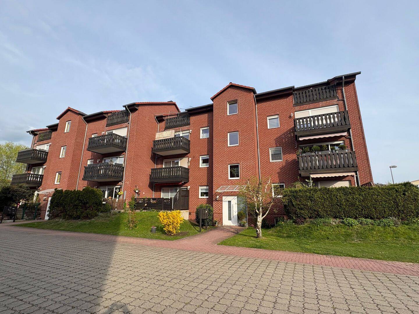 Gepflegte 2-Zimmer-DG-Wohnung mit großem Balkon und Pkw-EP, 38350 Helmstedt