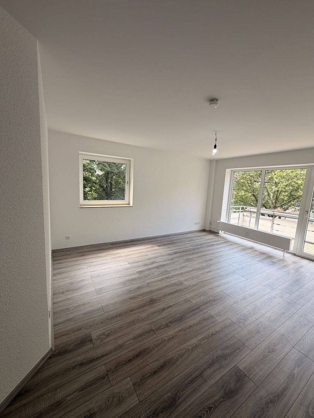 Sehr schöne sanierte 3 Zimmer Wohnung mit Balkon in Meiderich zu vermieten, 47137 Duisburg (Mittelmeiderich Obermeiderich Untermeiderich)