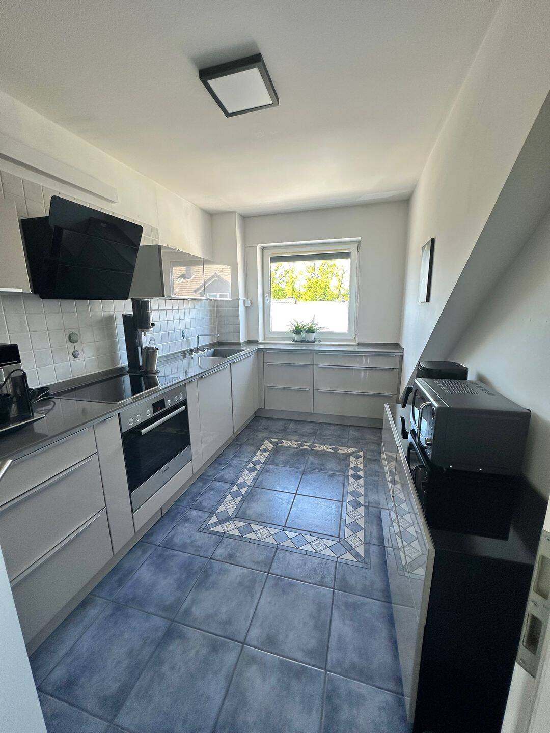 3-Zimmer DG-Wohnung mit Balkon, Klima inkl. Einbauküche, 51147 Köln (Porz)