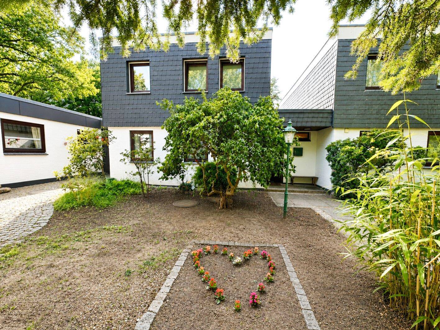 Zeitloses Kettenreihenhaus im Bauhausstil – ruhige Lage in Hamburg-Volksdorf, 22359 Hamburg (Wandsbek Bergstedt Rahlstedt Volksdorf)