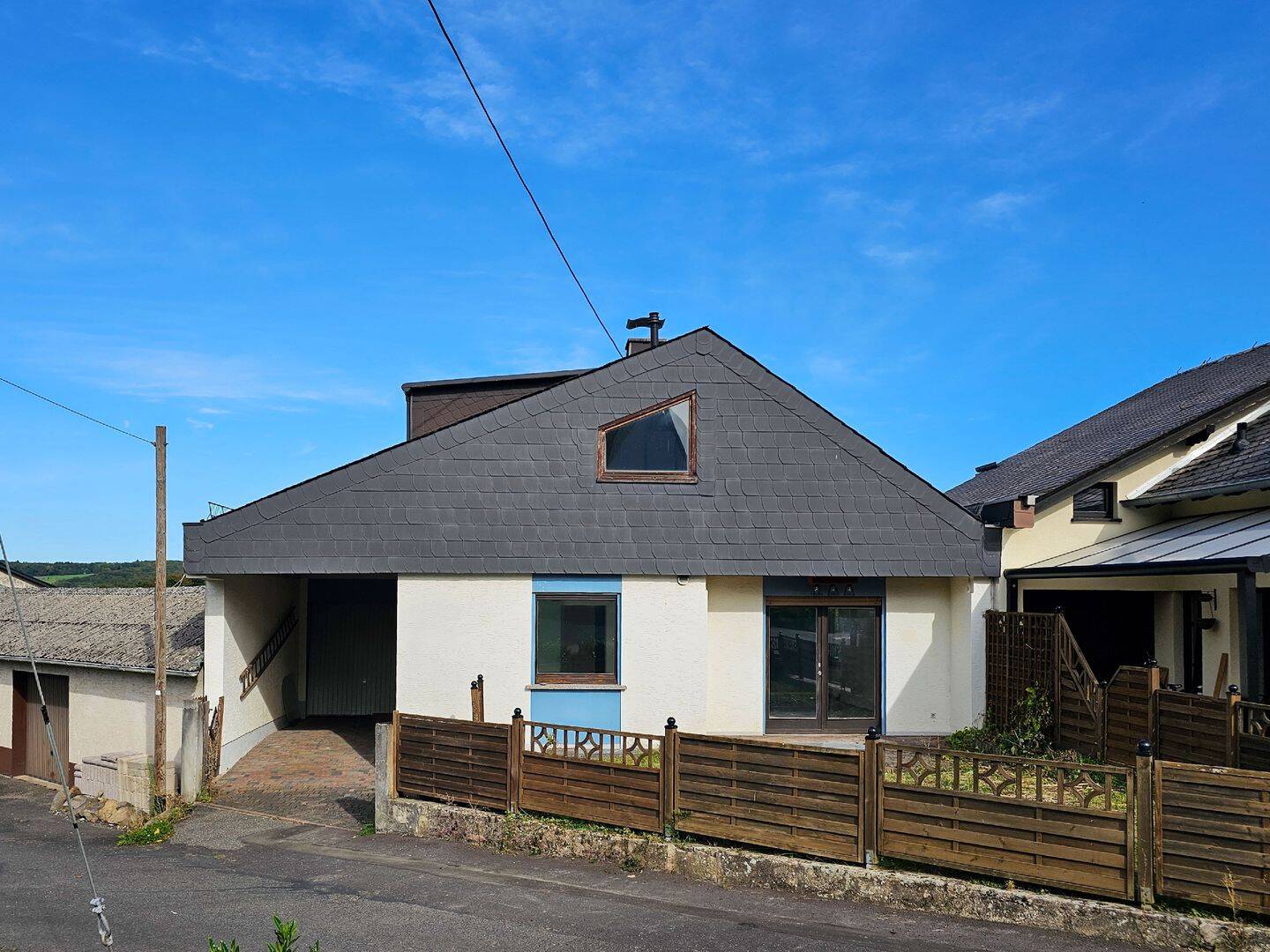 Wohnhaus mit 3 Wohneinheiten + Garage in wunderschöner Ortsrand-Aussichtslage., 53547 Hümmerich