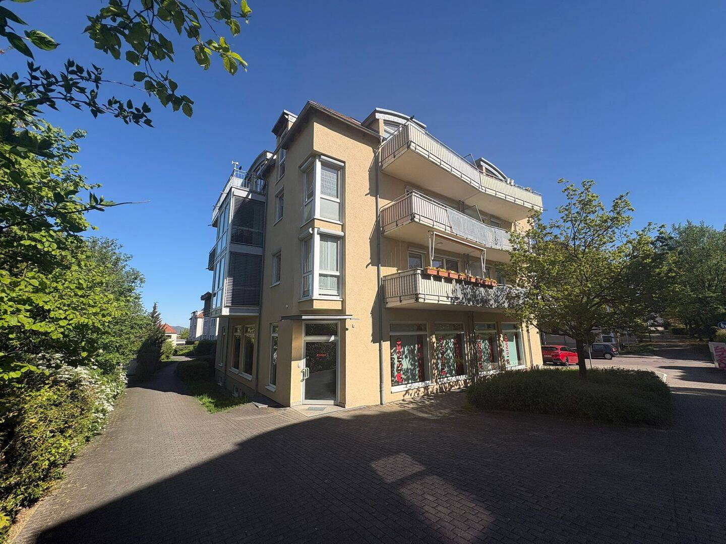 Helle Maisonette-Wohnung mit zwei Balkonen in gepflegter Wohnlage, 1239 Dresden