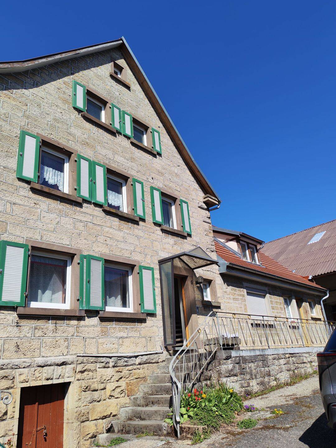 Charmantes Anwesen mit Zweifamilienhaus, Scheune & großer Maschinenhalle auf ca. 4.000 m² Grundstück, 97993 Creglingen