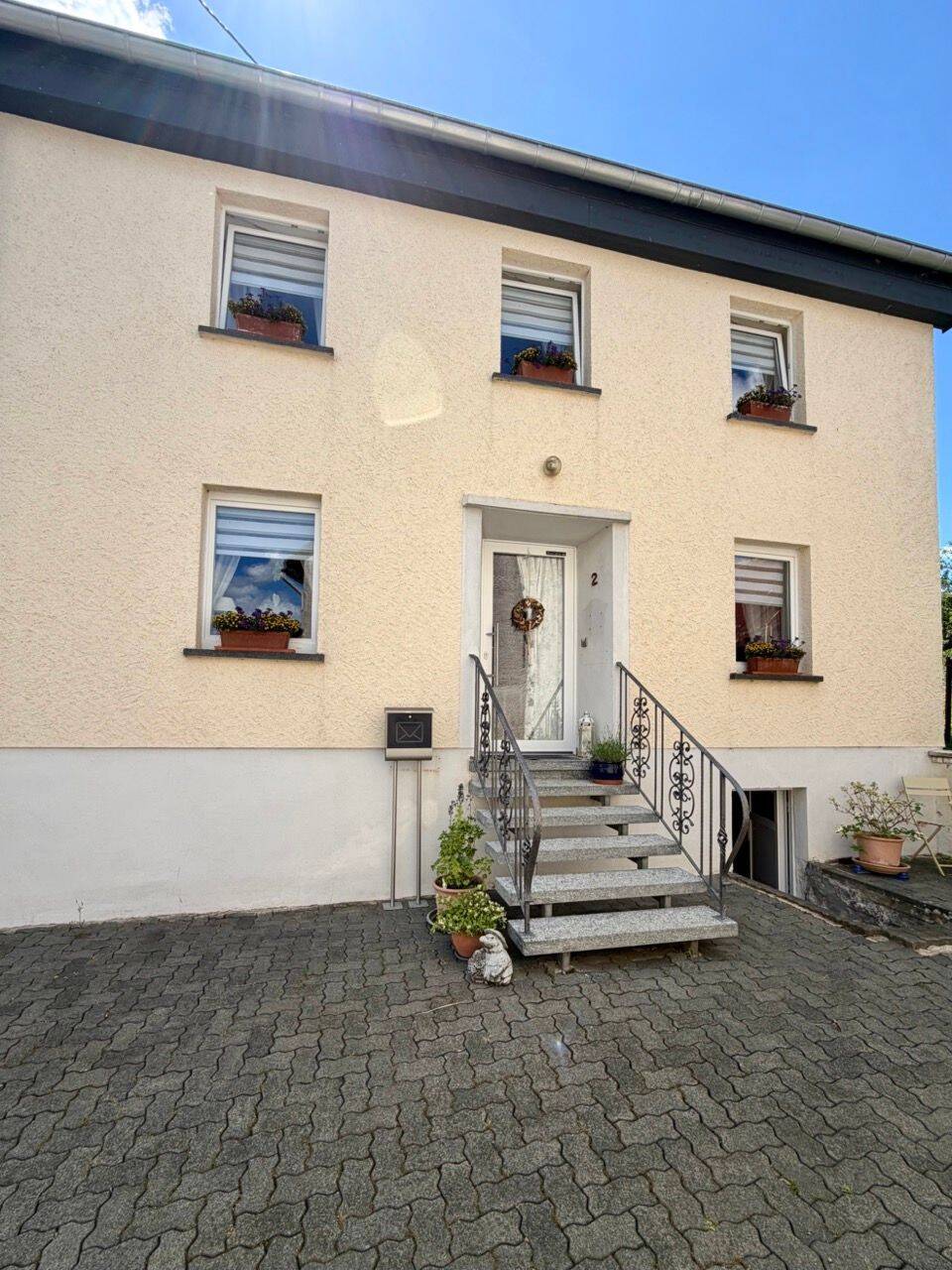 Ankommen. Wohlfühlen. Einziehen. – Stilvoll modernisiertes Einfamilienhaus mit großzügigen Nebengebäuden, 54689 Dahnen