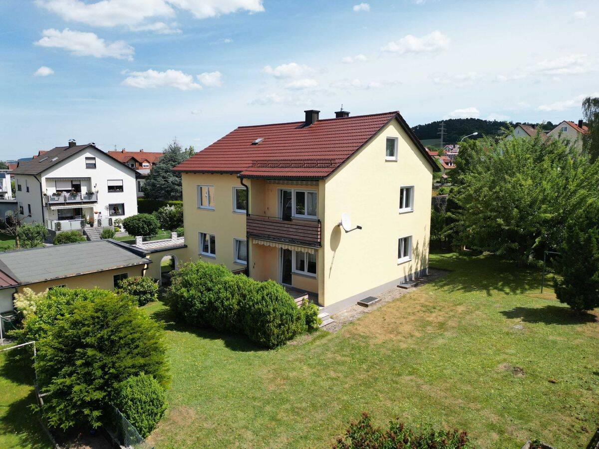 Zweifamilienhaus mit großem Potenzial, Doppelgarage und schönem Garten in attraktiver Lage von Pirk, 92712 Pirk