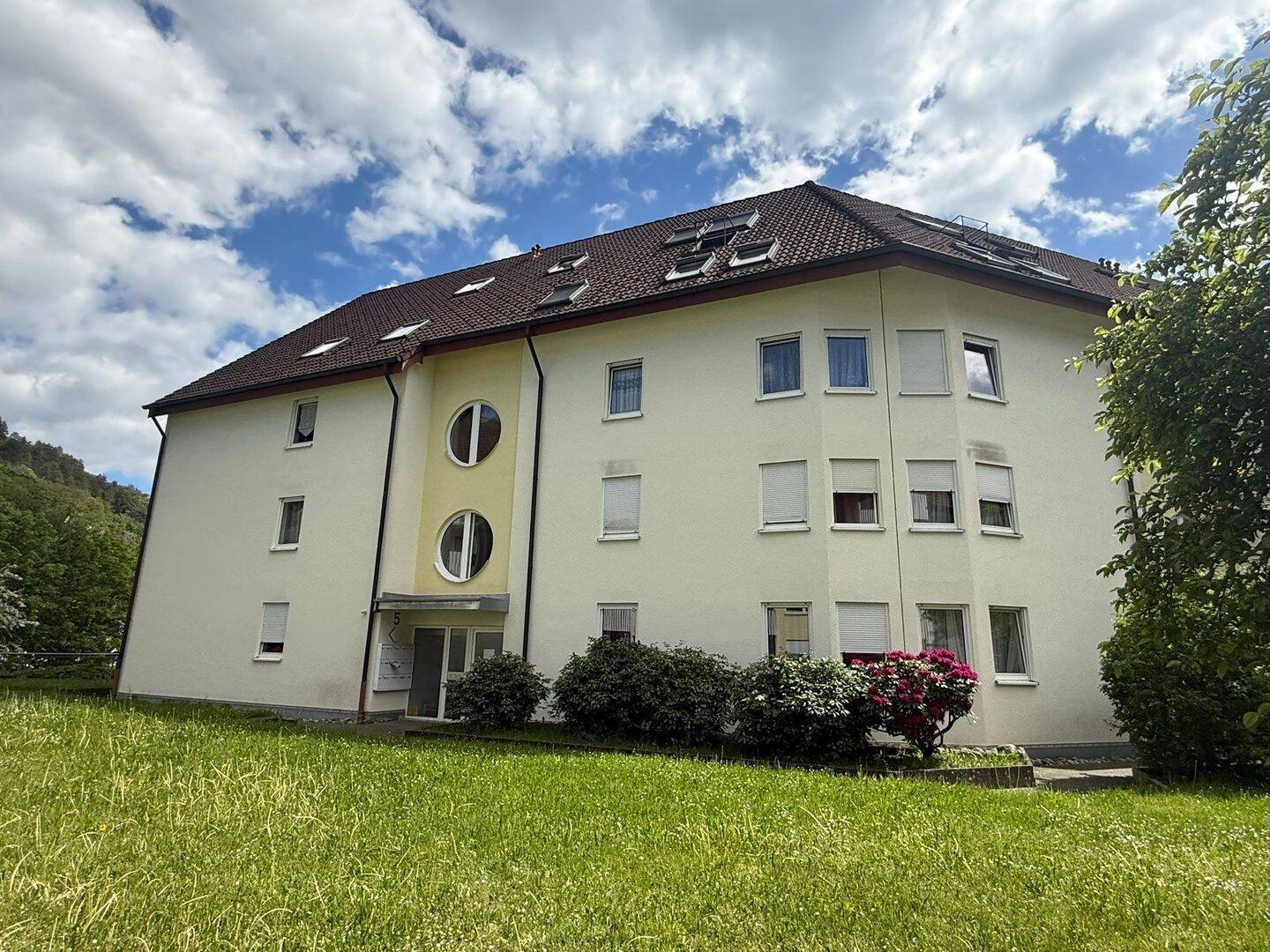 Attraktive vermietete 3-Zi.-Dachgeschosswohnung mit Balkon und Tiefgaragenstellplatz, 78713 Schramberg