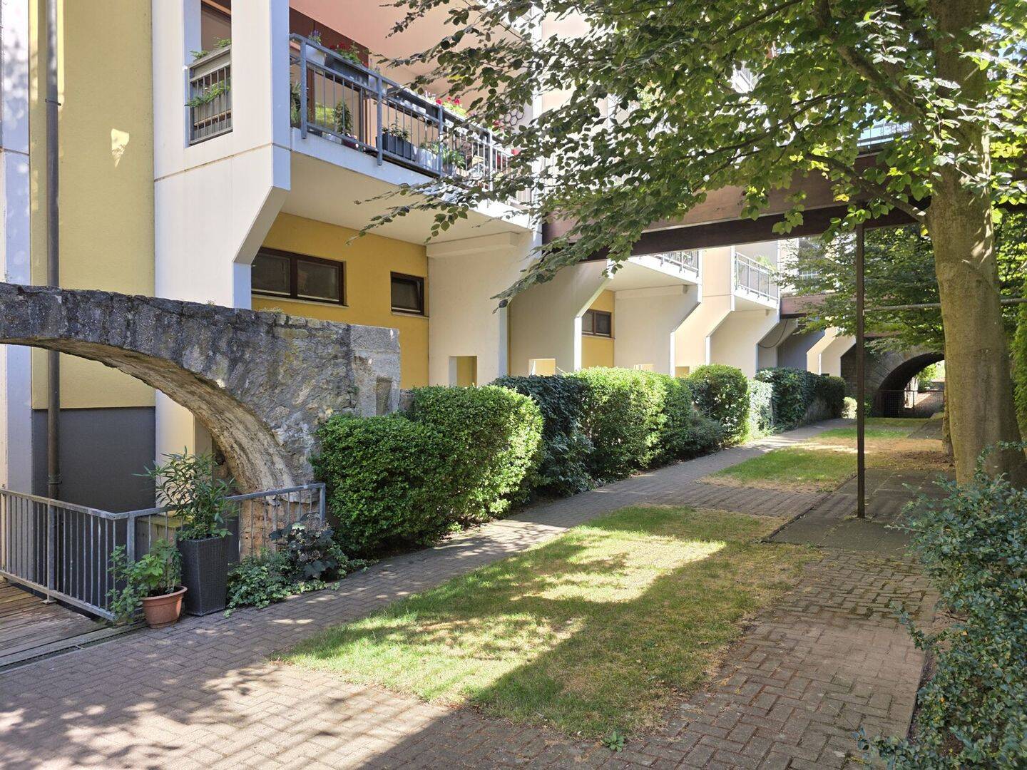 Idyllisch wohnen im Mainviertel – Charmante Split-level Wohnung mit EBK, 2 Balkone, KFZ-Stellplatz, 97082 Würzburg (Altstadt Heidingsfeld Steinbachtal Zellerau)
