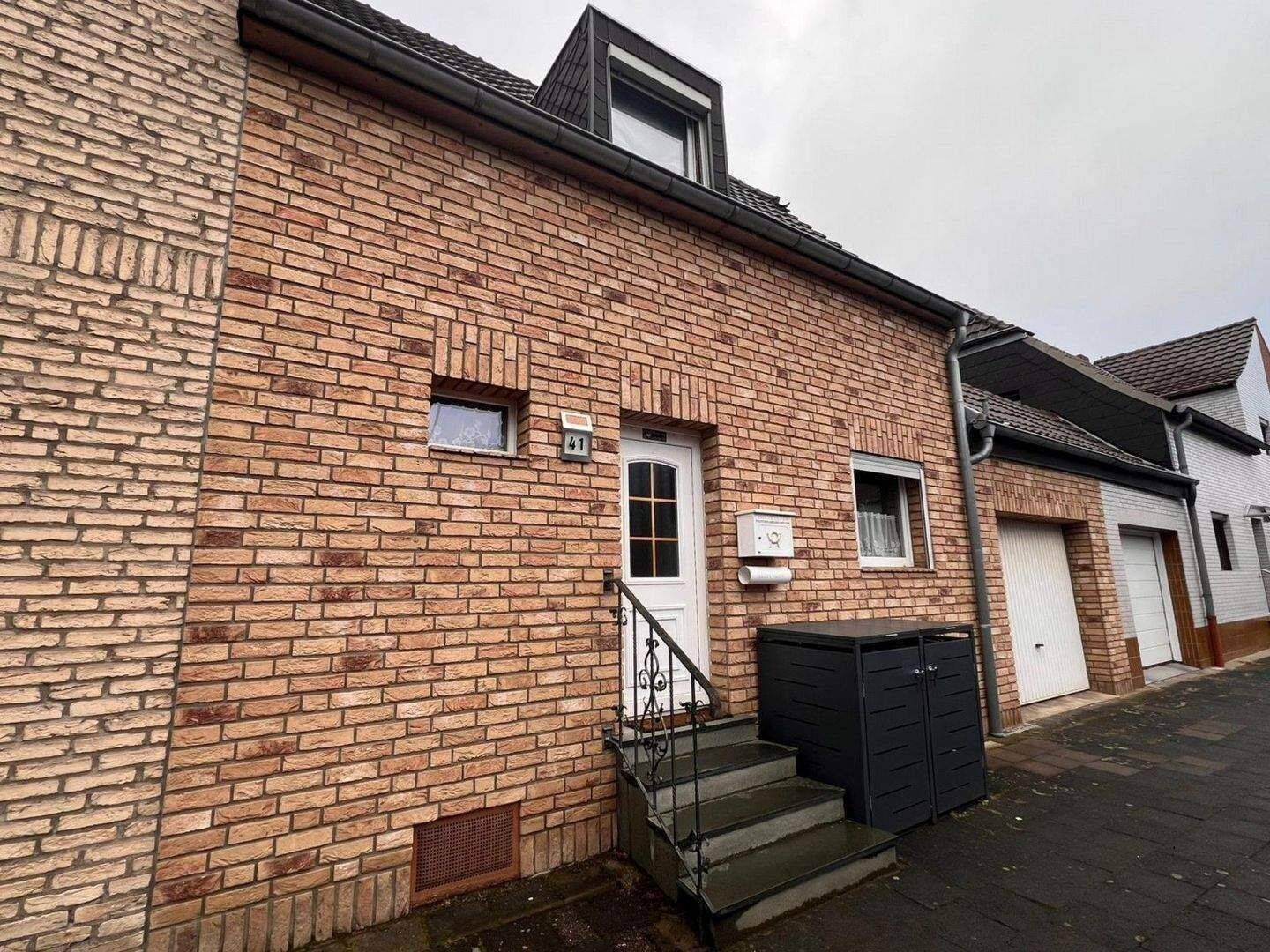 Charmantes, komplett verklinkertes Einfamilien Reihenhaus im Herzen von Frechen. Das Haus überzeugt durch eine große, lange Garage, 50226 Frechen