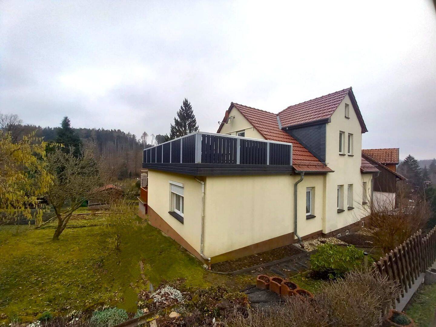 *Weitblick von der Dachterrasse* – Gepflegtes Einfamilienhaus auf idyllisch angelegtem Grundstück in schöner Ortsrandlage sucht neue Eigentümer, 99887 Georgenthal