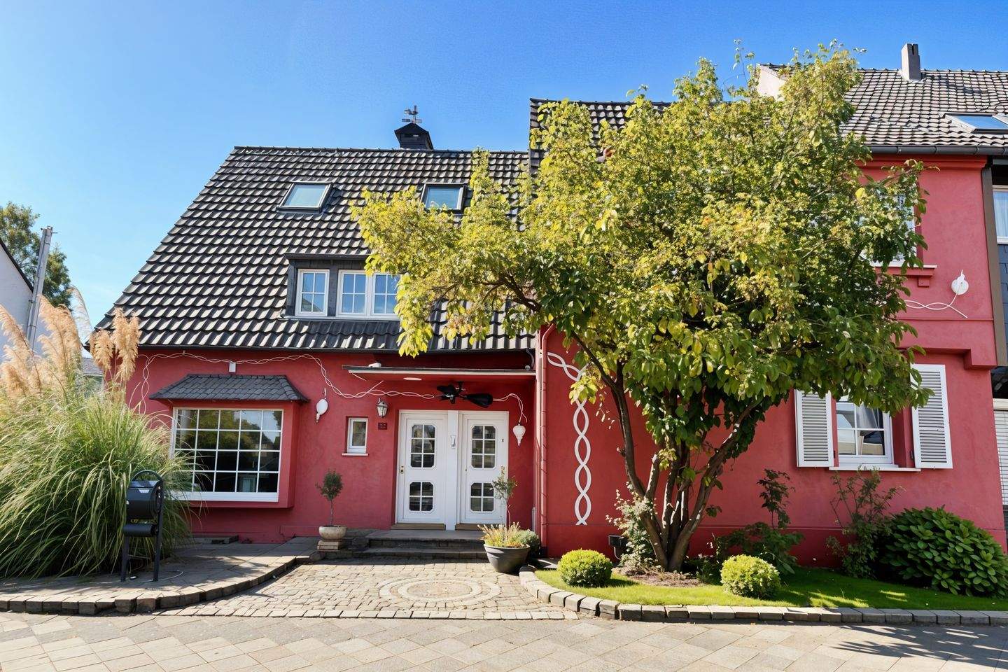 Zweifamilienhaus mit imposantem Grundstück in Düsseldorf-Unterrath, 40468 Düsseldorf (Derendorf Golzheim Lichtenbroich Stockum Unterrath)