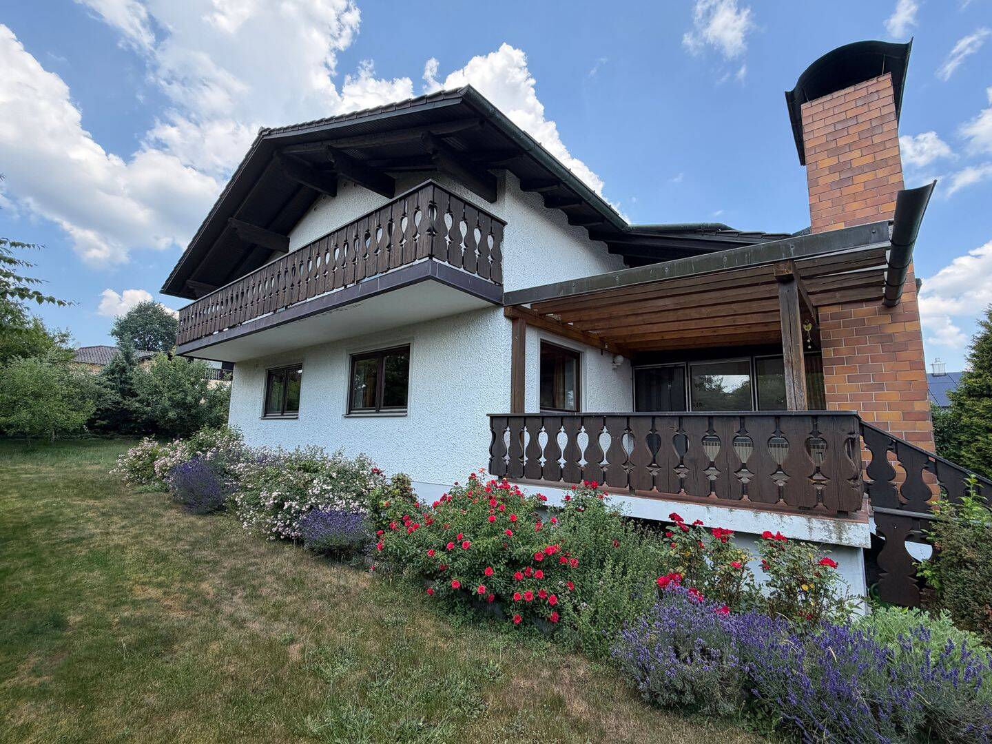 WOHNEN IN DER HALLERTAU – GROSSZÜGIGES EINFAMILIENHAUS MIT GARTEN IN RUHIGER SIEDLUNGSLAGE, 84048 Mainburg