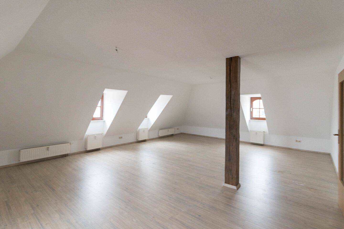 Renovierte 4-Zimmer-Dachgeschosswohnung in Löbau – effizientes Heizen mit Fernwärme, 2708 Löbau