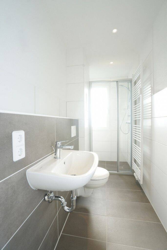 Erstbezug / Dusche / großes Wohnzimmer
