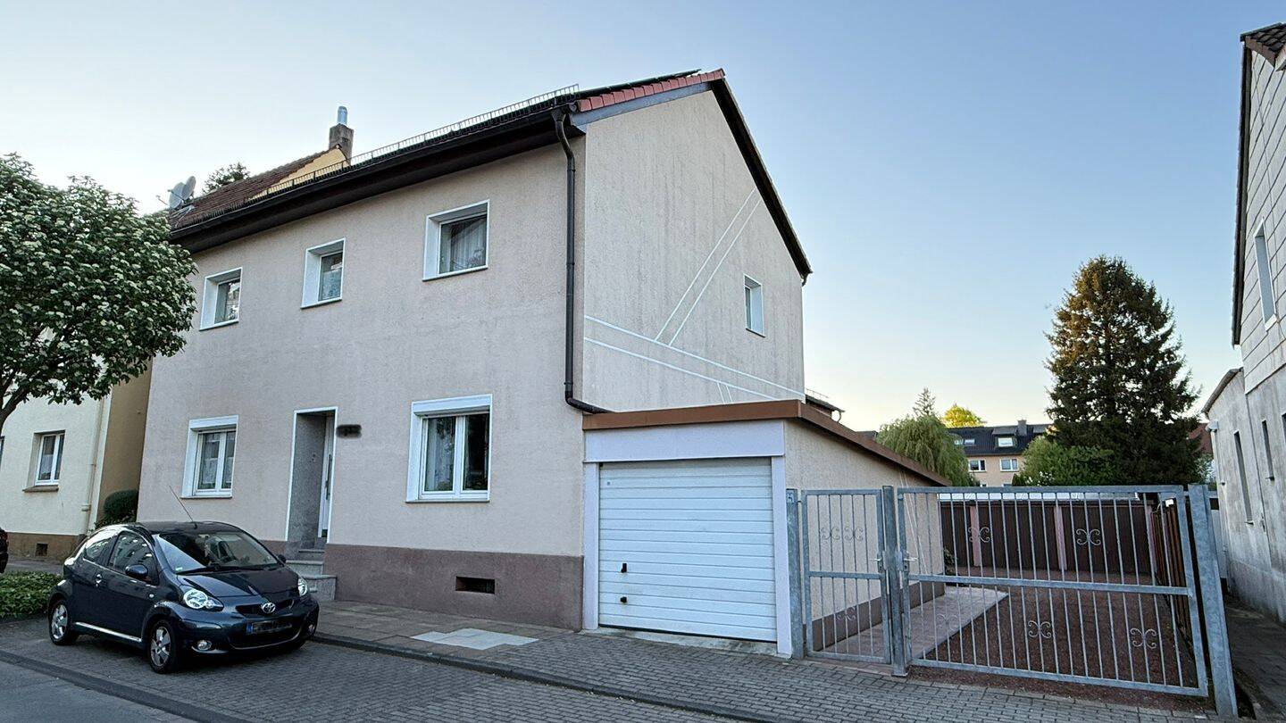 Zwei modernde Häuser (EFH mit Anbau 2-Fam.-Haus) auf gepflegtem Grundstück mit 4 Garagen, 45327 Essen (Katernberg Stoppenberg)