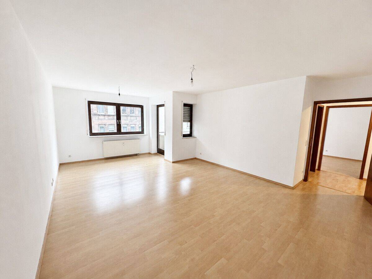Zentrumsnah mit schönem Balkon – 2 Zimmerwohnung mit Stellplatz, 90443 Nürnberg