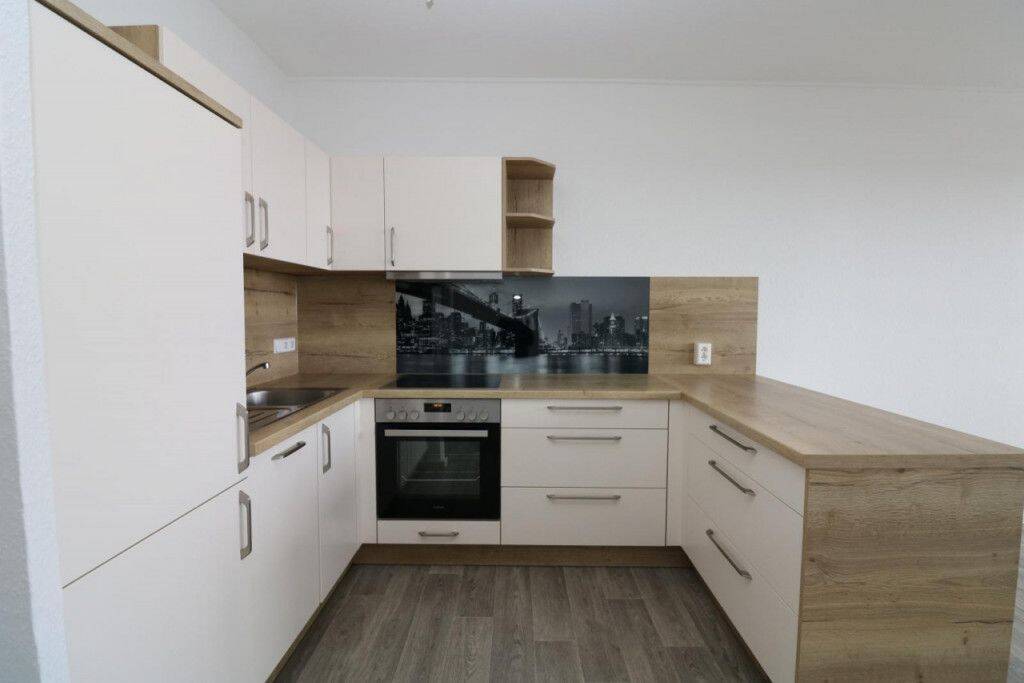Schlüssel drehen, Herd an…große 2-RW mit Einbauküche, Wanne & Balkon!!!, 9599 Freiberg