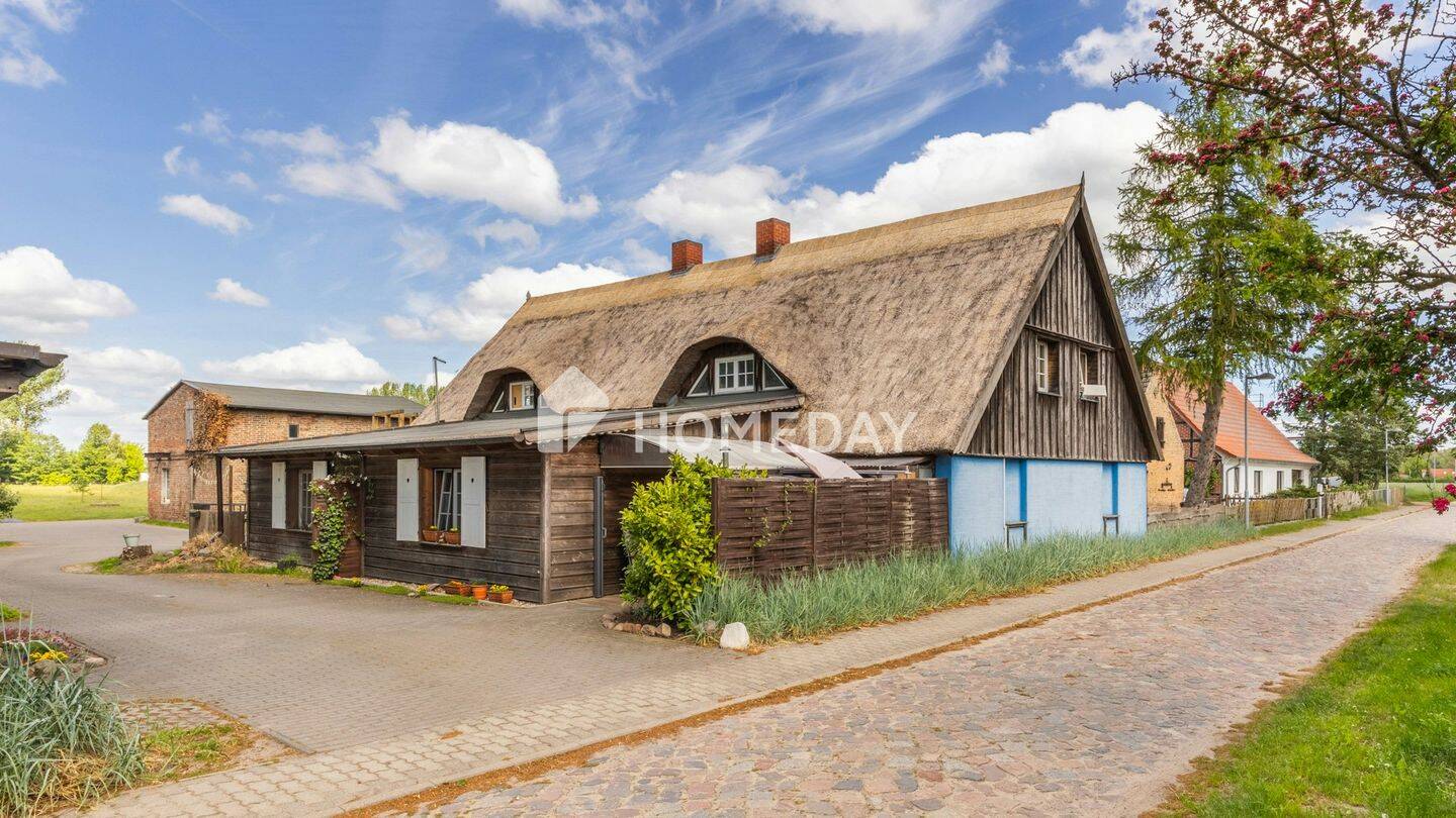 Historisches Reetdachhaus mit Entwicklungspotenzial und über sechs Prozent Rendite, 17379 Ferdinandshof
