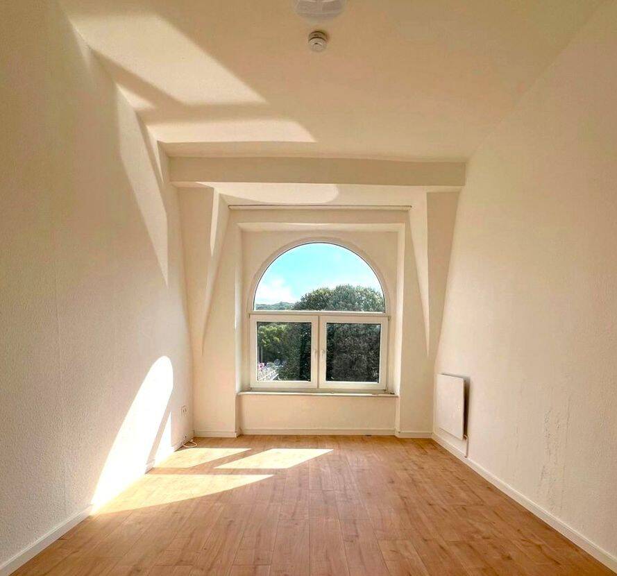 Helle 4-Zimmer-Dachgeschosswohnung mit hohen Decken – gut angebunden & zentral in Sonnborn, 42327 Wuppertal (Vohwinkel)