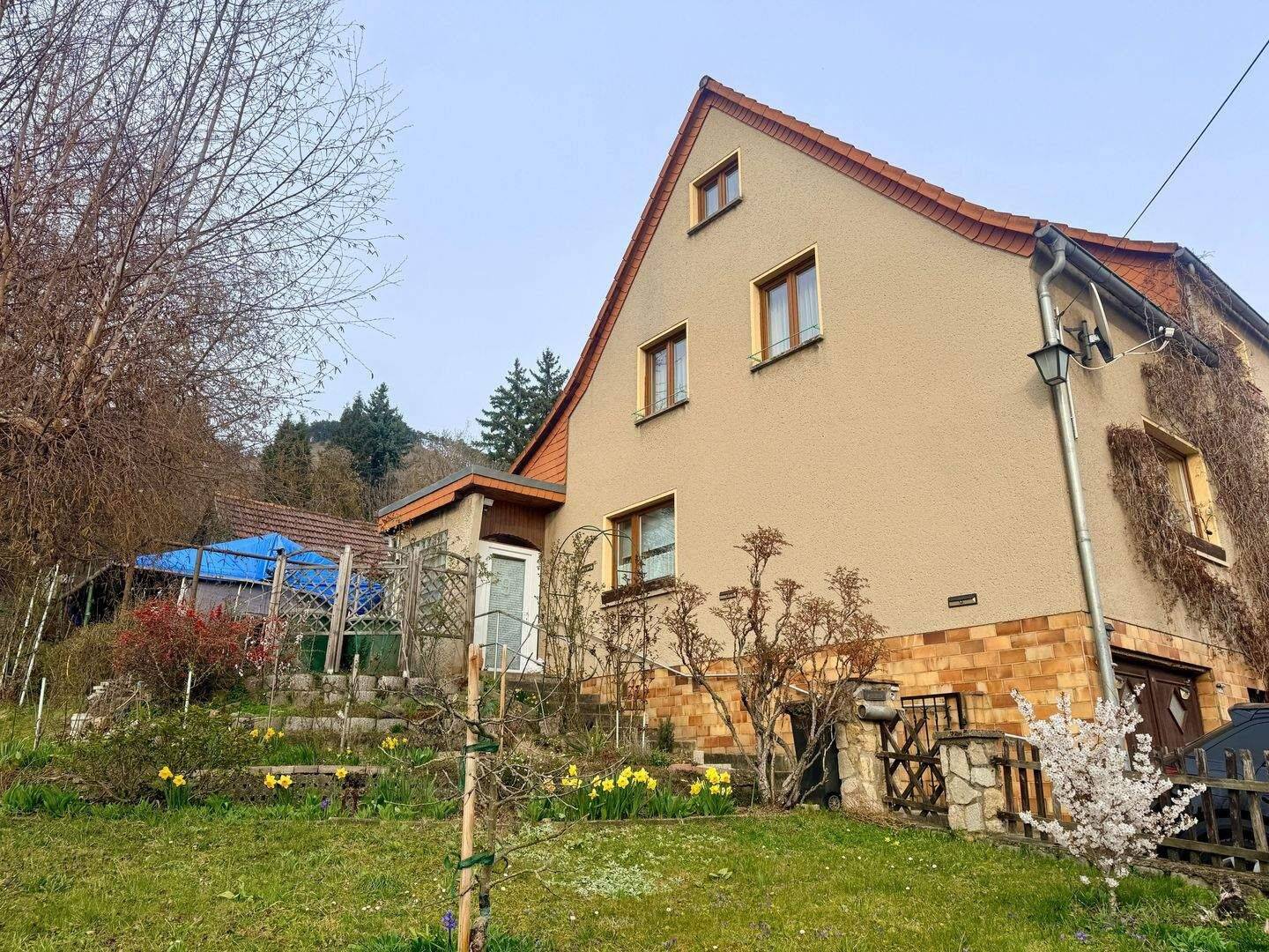 Naturnahes Familienwohnen in Jena: Doppelhaushälfte mit Südgarten und Zukunftspotenzial, 7747 Jena (Lobeda)