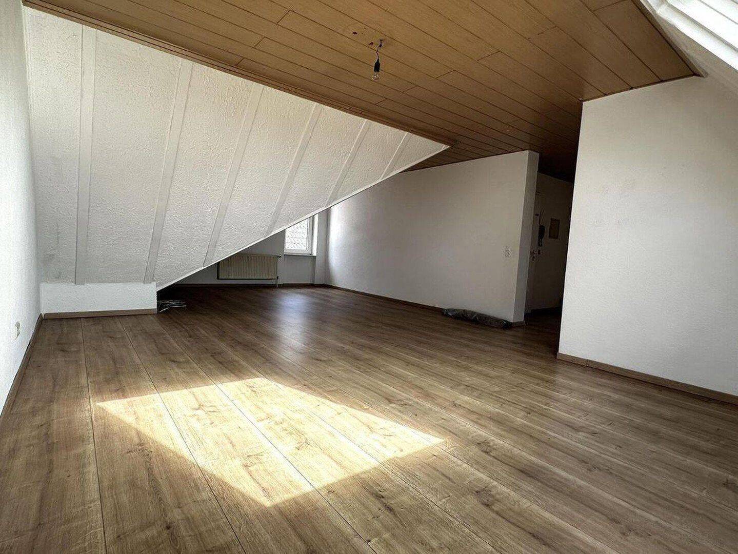 Gemütliche, helle 2 Zimmer-Dachgeschoss-Wohnung (2. OG) mit EBK, Stellplatz, 67259 Beindersheim