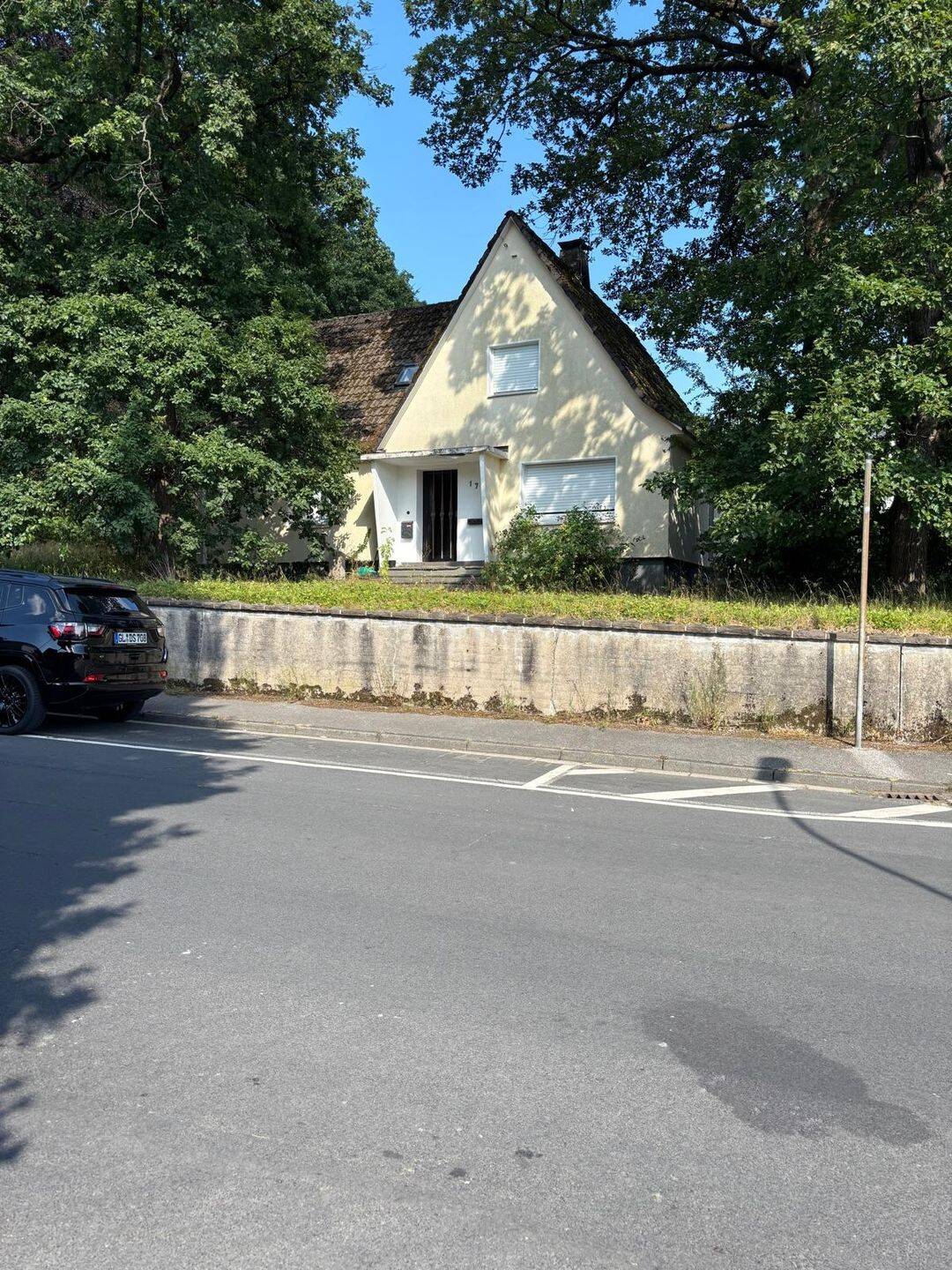 Renovierungsbedürftiges Einfamilienhaus mit großem Grundstück, 42897 Remscheid (Lennep)