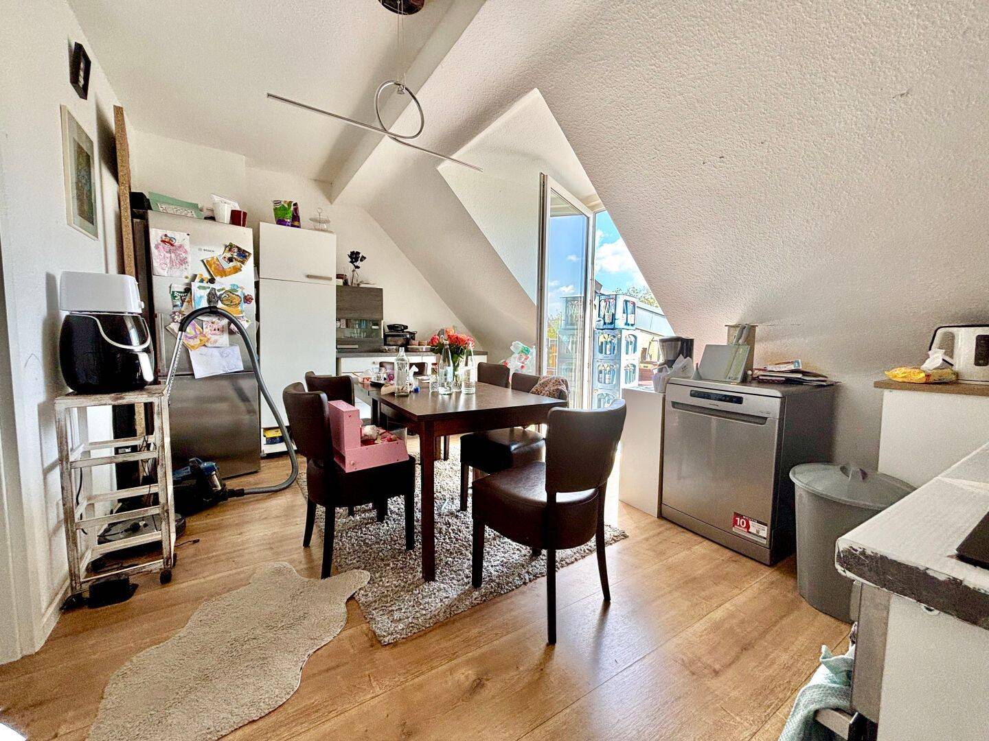 Düsseldorf-Oberbilk: Helle 3-Zimmer-DG-Wohnung mit 12 m² Balkon und solider Vermietung, 40227 Düsseldorf (Eller Oberbilk)