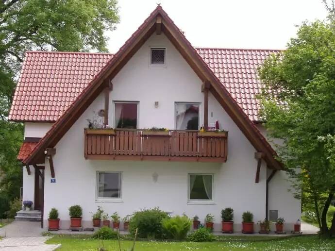 Renovierte, großzügige 4-Zimmer-Wohnung – 2 Balkone – Dachboden – Kellerraum – Waschraum – Glasfaseranschluss, 86874 Tussenhausen