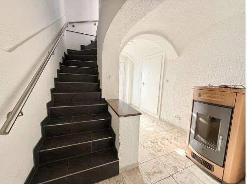 Reihenmittelhaus mit 182 m² Wohnfläche, 7 Zimmer und Einliegerwohnung, Innenhof, Garage, Stellplatz und PV in Floss zu vermieten, 92685 Floß