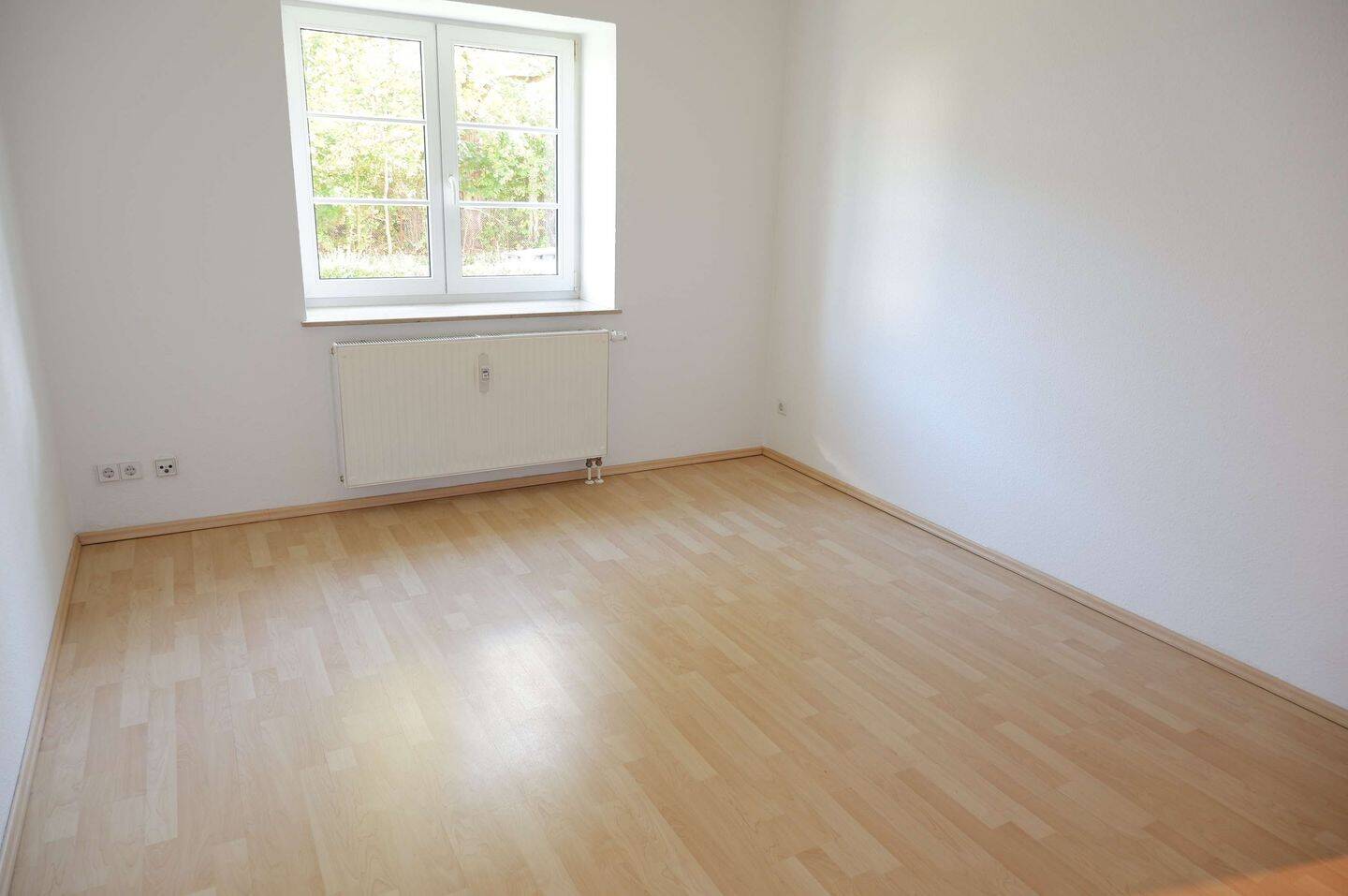 Frei ab 1.11. – Kleine EBK vorhanden ! Modern / Bad mit Fenster, 9127 Chemnitz